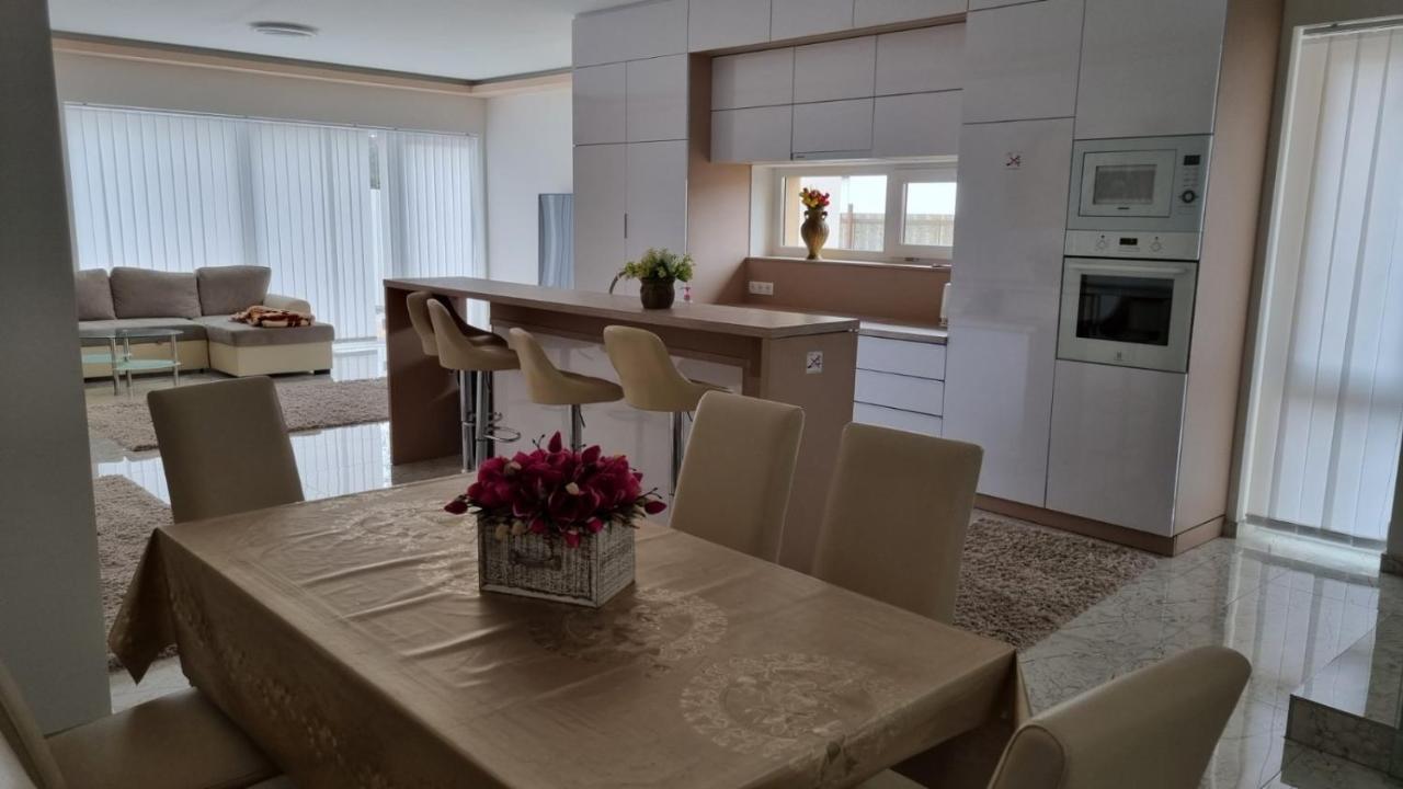 セゲドSarkcsillag Teljes Csaladihaz- Star Complete Family Houseアパートメント エクステリア 写真